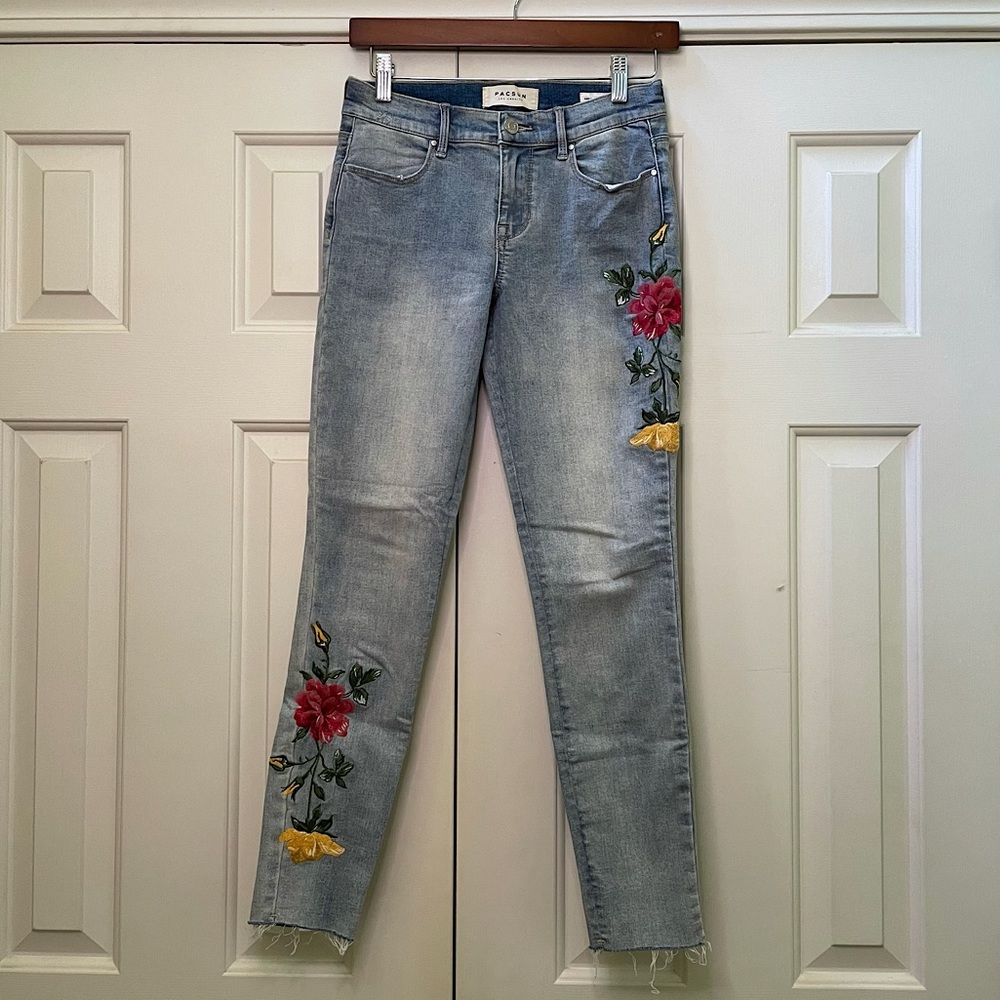PacSun light wash embroidered jeans NWOT